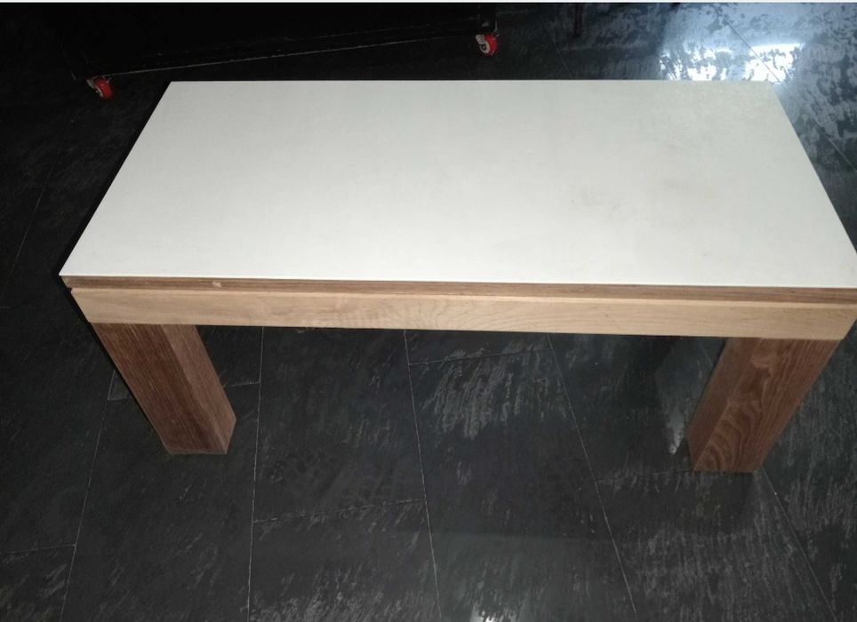 Mesa maciça com pedra branca em cerâmica nova