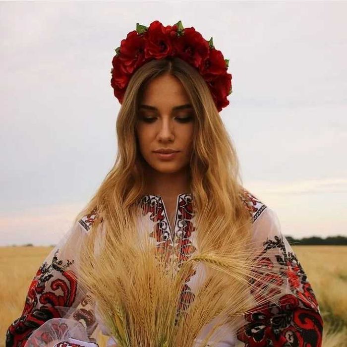 Святковий вінок з червоних квітів.