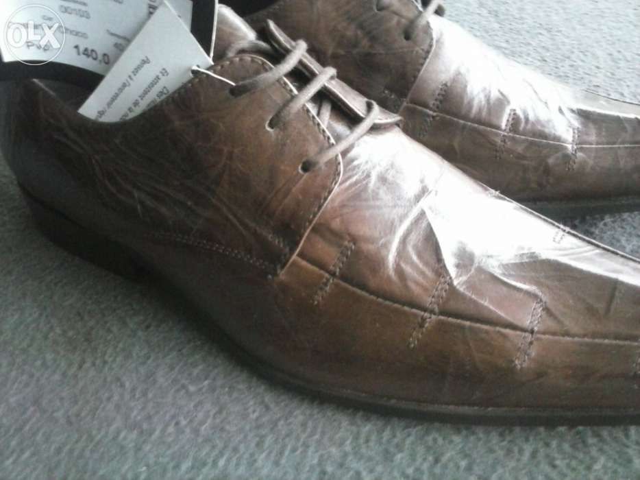 Sapato em pele com atacador 42/43