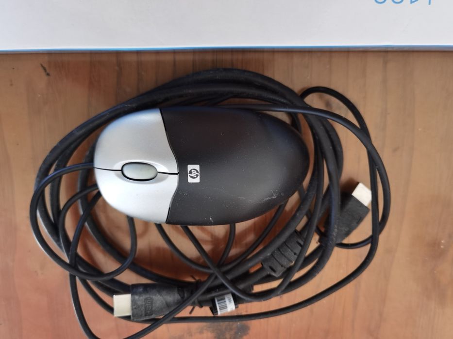 Par de Colunas verticais TEAC, Teclado com fios, rato HP caixa CD