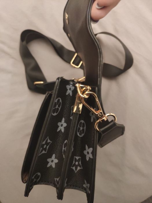 Czarna torebka na pasku.