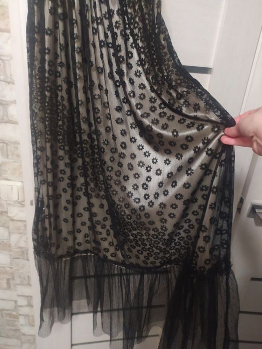 Нарядное платье в бельевом стиле на тонких брительках