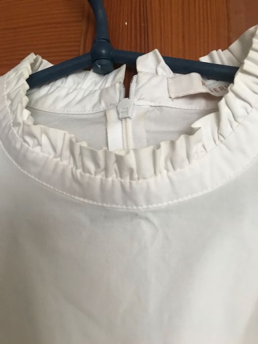 Біла блузка з декоративною вишивкою