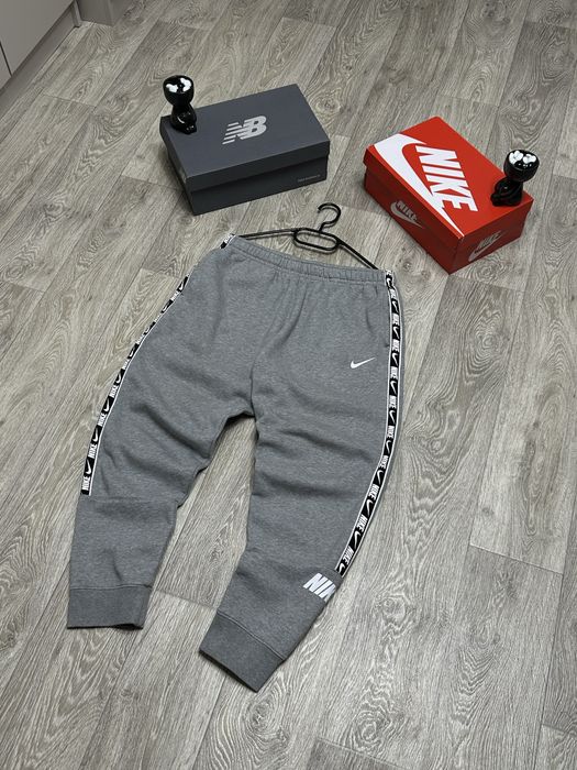 Штаны Nike на лампасах