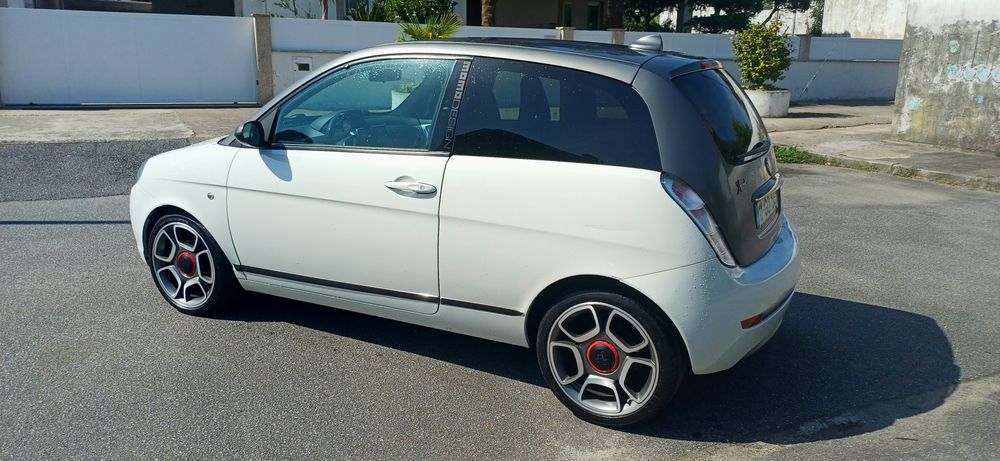 Lancia Ypsilon MOMO extras Abarth