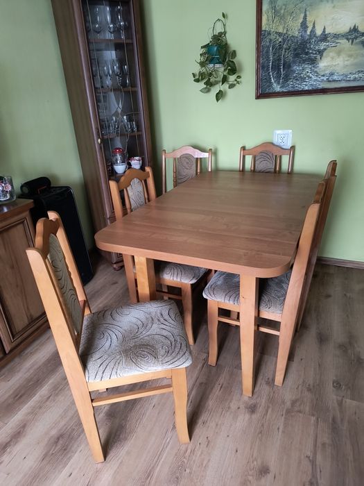 Stół rozkładany z krzesłami