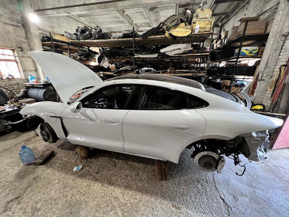 Двері ліва сторона для Porsche taycan в колір