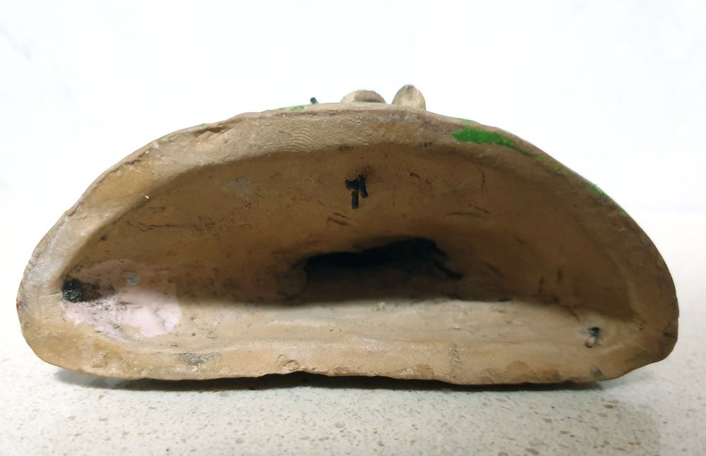 Amorosa antiga escultura do "Menino Jesus Bom Pastor" em cerâmica