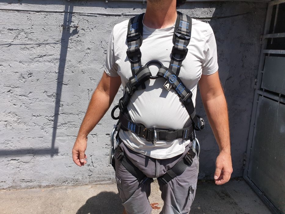 Ofereço capacete. Arnês profissional com 2 shock absorber