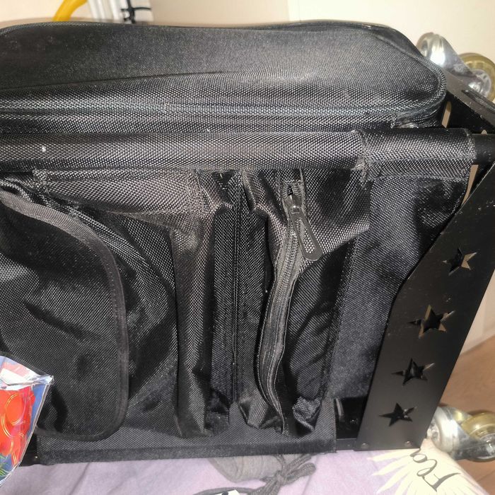 Kufer kosmetyczny na kółkach