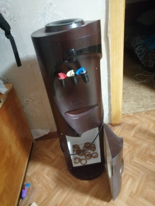 Кулер для води, на три крана