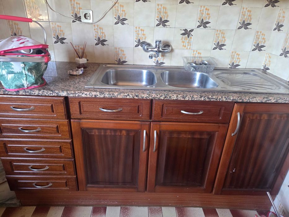 Cozinha completa com lava loiça e bancada em granito
