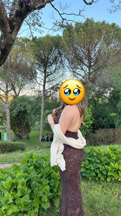 Vestido de gala castanho aberto nas costas