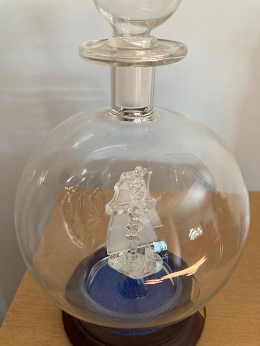 Vendo pequeno galeão dentro de frasco em vidro