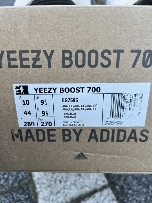 Adidas Yeezy Boost 700 V1 Analog sneakersy niskie beżowe 44