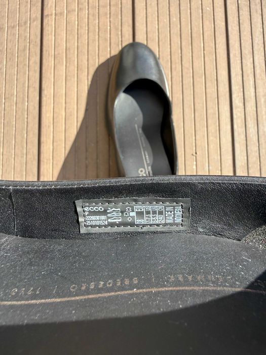 Sapatos ECCO em Pele Preta com Salto – Tamanho 38