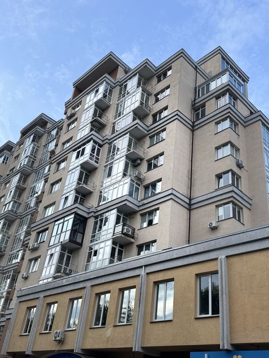 Держмолодьжитло. Продаж просторої однокімнатної квартири, 77м2