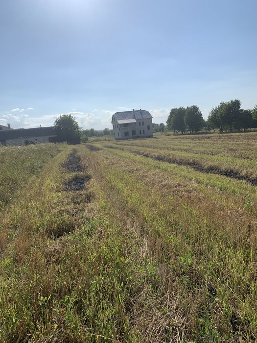 Продам будинок,недострой з вел. ділянкою 50 сот. трасса Е40 Київ-Чоп