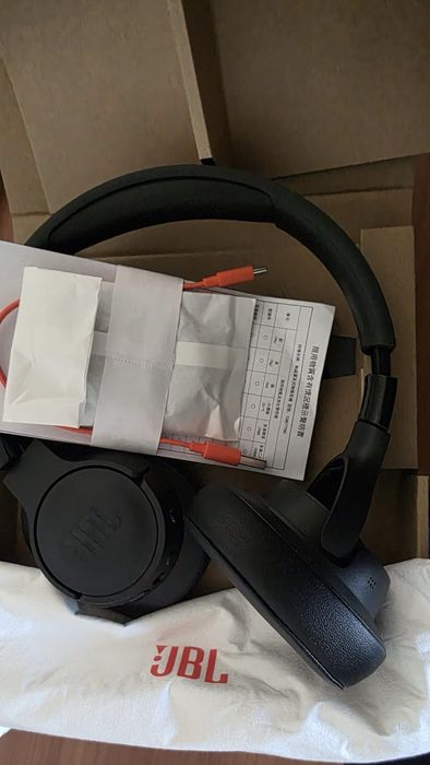 Auscultadores JBL Tune Modelo 770 NC