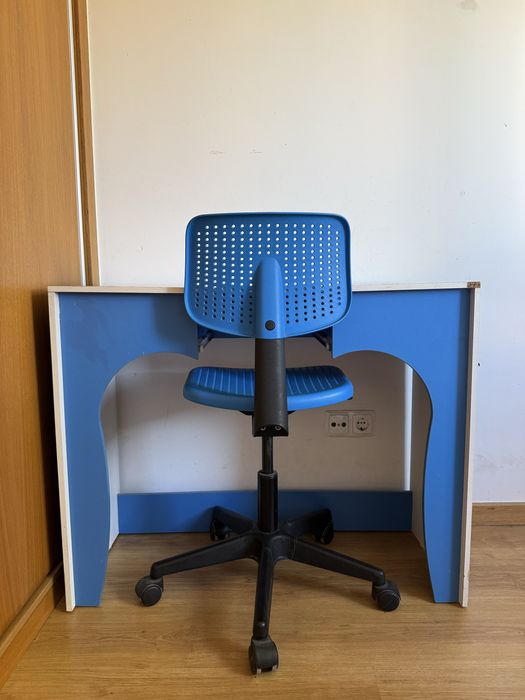 Mesa e cadeira azul
