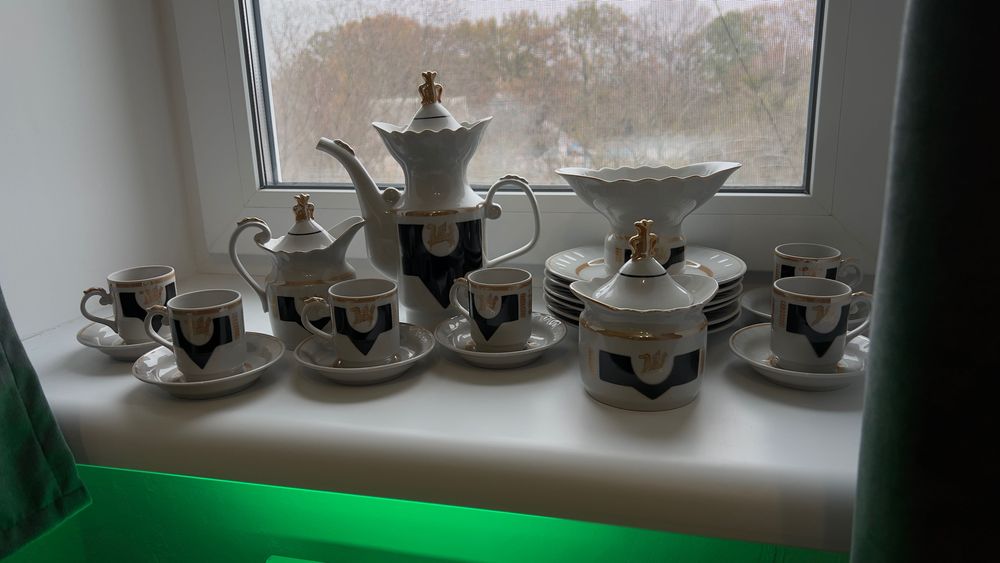 Сервізи, посуд, набори