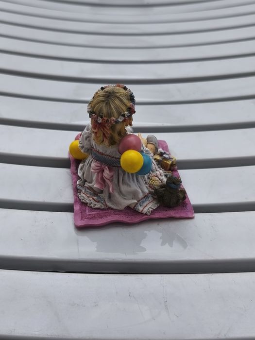 Estatueta colecionável intitula-se "Birthday Girl" e foi desenhada pela conhecida artista Christine Haworth