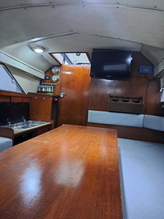 Łódź motorowa kabinowa