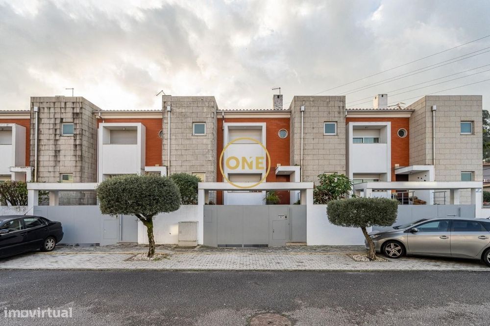 Moradia em Banda T3 com garagem e terraço – Parque da Cidade, V N Fama
