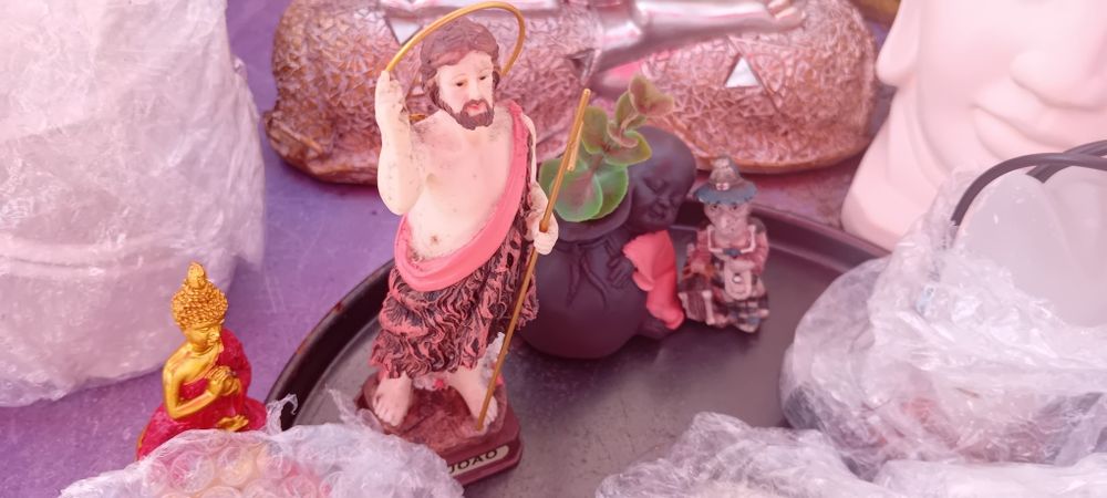 Conjunto de estátuas budas e incensos