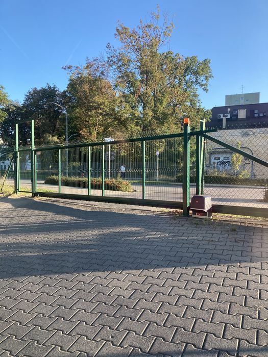 Garaż murowany na zamknietym kompleksie