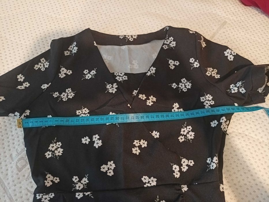 Sukienka mini sexy dopasowana w kwiaty lamour boutique