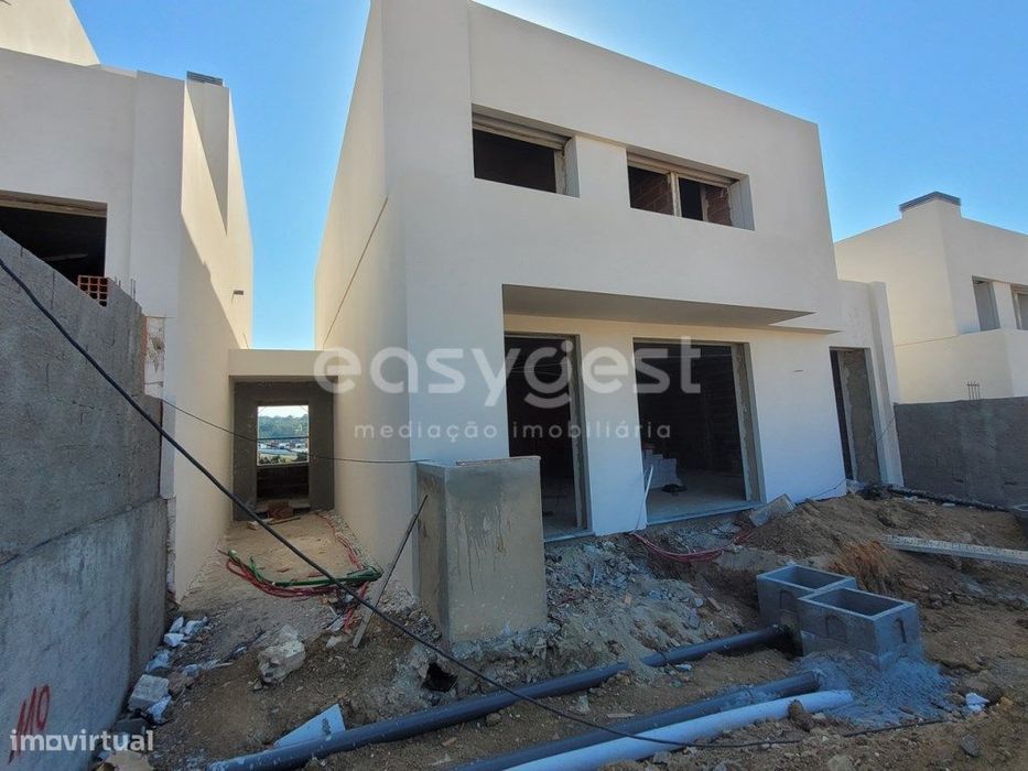 Moradia T4 em Condomínio Fechado, em construção, com garagem e jardim.