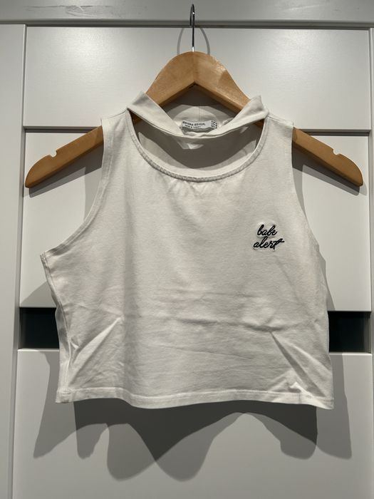 Krótki top z ozdobnym dekoltem