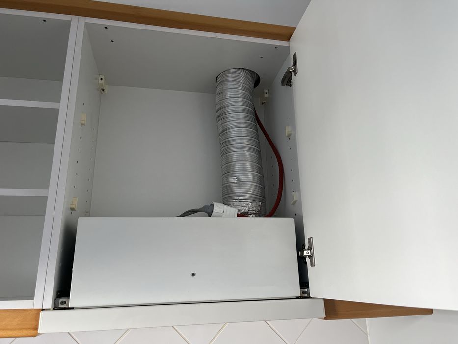 Moveis de cozinha, em L, com alguns eletrodomesticos