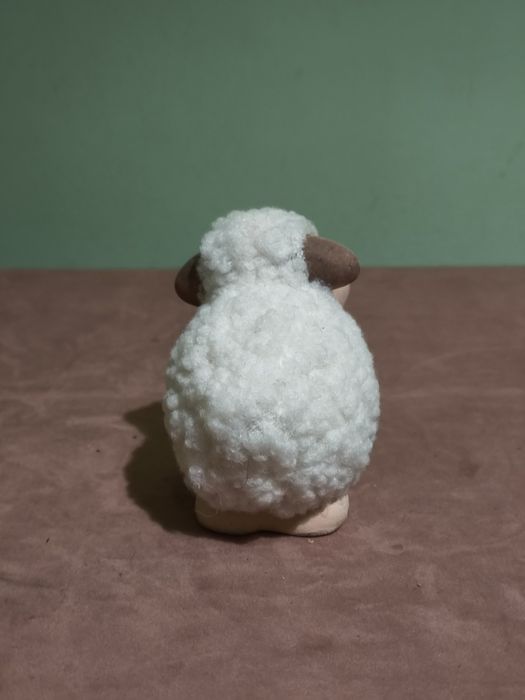 Ceramiczny baranek z futerkiem ozdoba 59