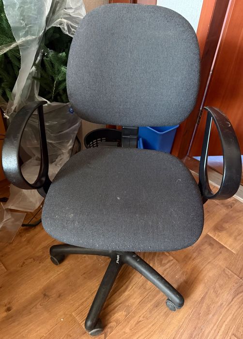 Продам офісне крісло