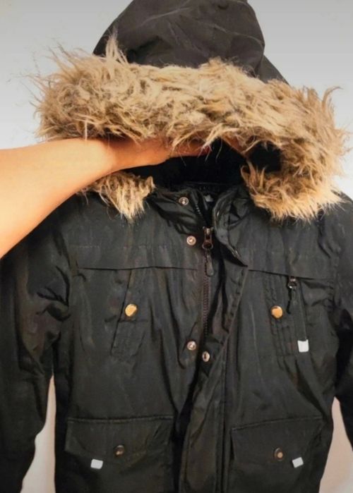 Czarna kurtka chłopięca 116/122 parka niska cena z kapturem