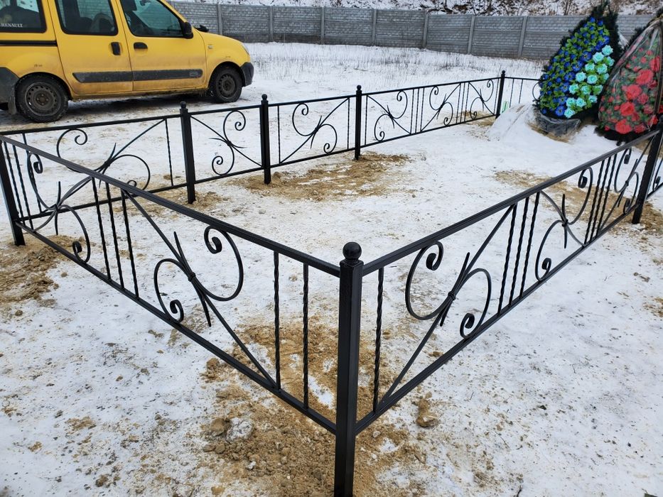 Оградки на кладбище, кованые кресты на могилу ,столы.