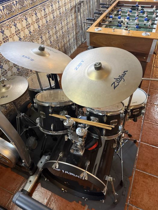 Set Completo Bateria Yamaha Gigmaker + Pratos Zildjian ZBT + Acessórios (Pronta a Tocar!)