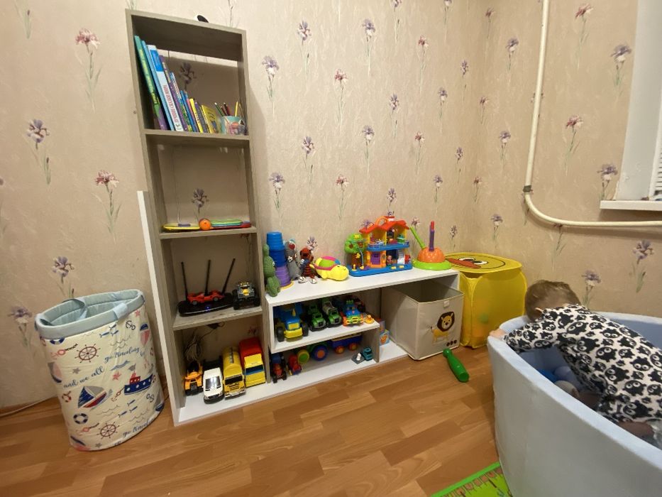 Ліжко і полички для іграшок