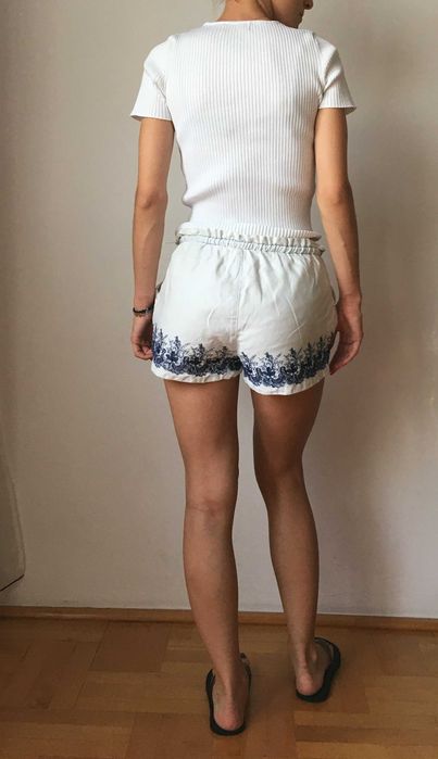 Białe spodenki szorty niebieski haft 40 L Bershka shorts krótkie