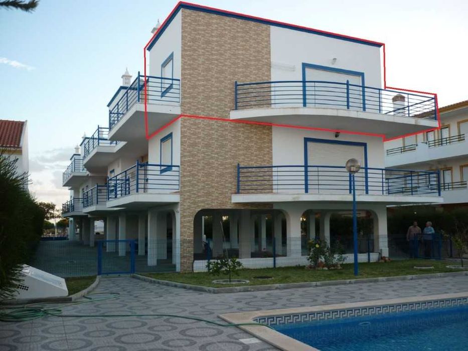 T1 na praia de Altura, com piscina e estacionamento.