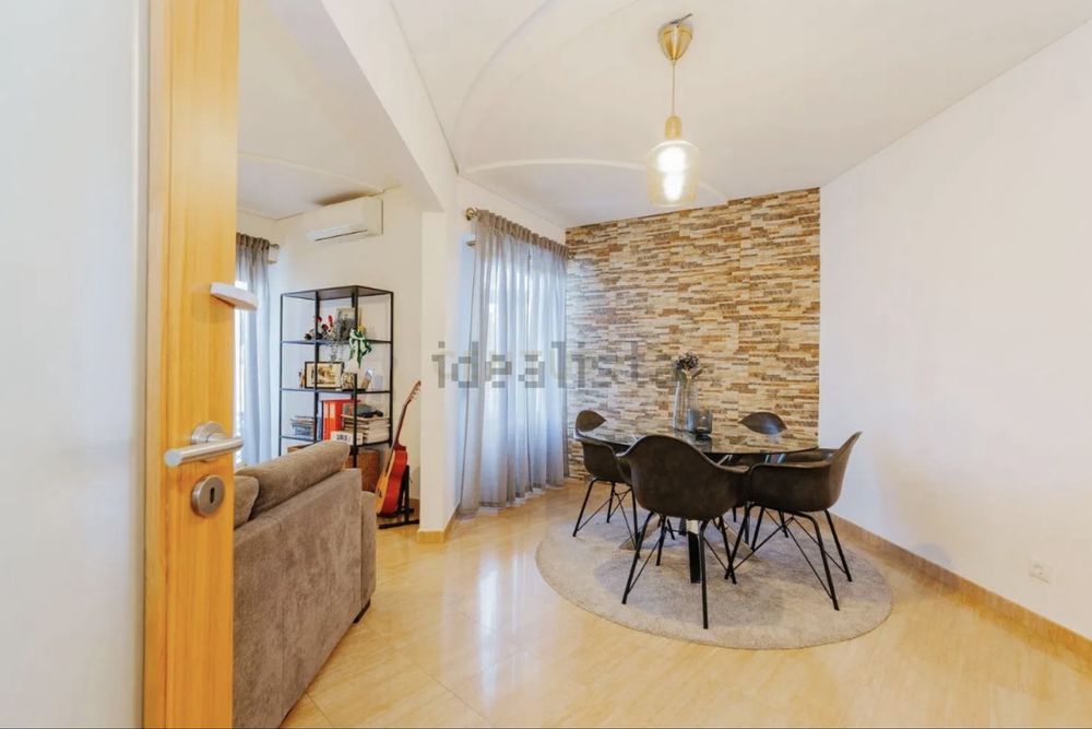 Apartamento T2 em Campo de Ourique, totalmente mobilidado e equipado
