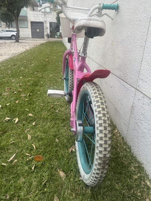 Bicicleta da minnie mouse com capacete,rodinhas e cestim pequeno