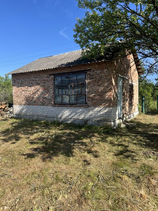Продається земельна ділянка з будинком в с. Нова Українка