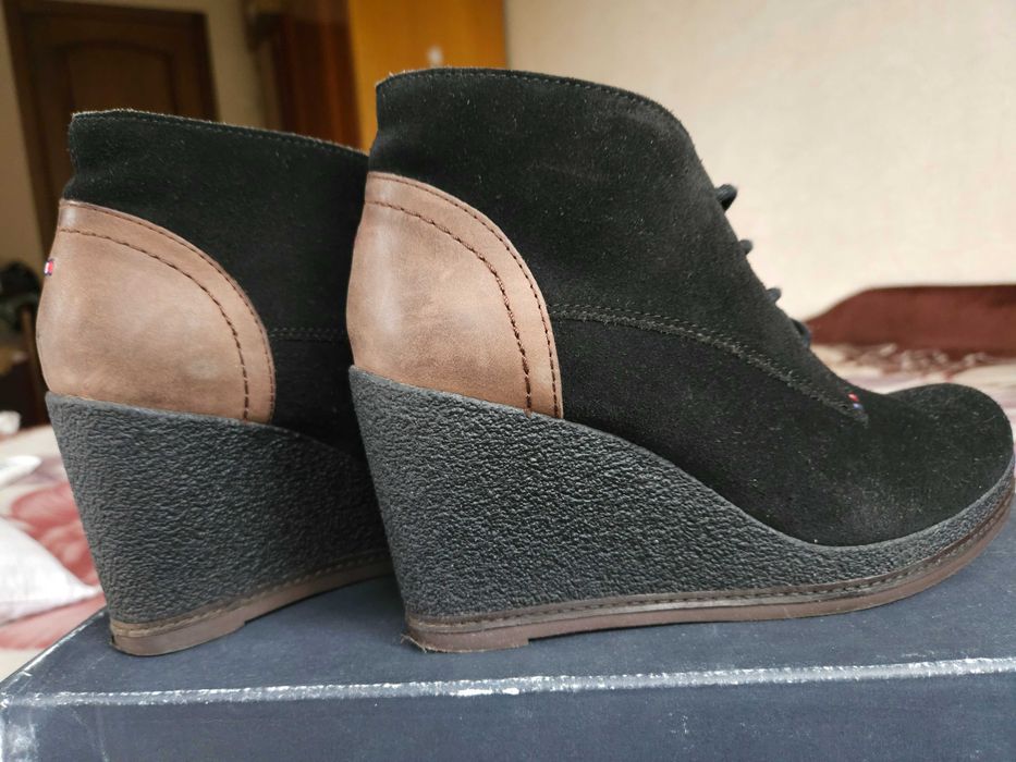 Ботільони Tommy Hilfiger з натуральної замші на танкетці, р. 39, 25 см