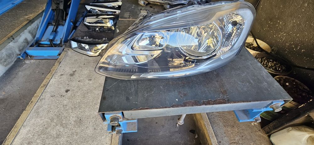 Farol para Volvo XC60