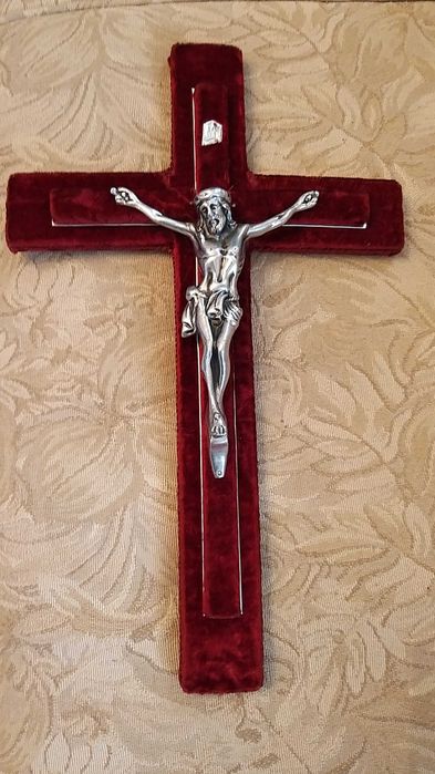 crucifixo em madeira e veludo