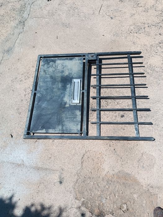 Portões e gradeamentos em ferro tratado .