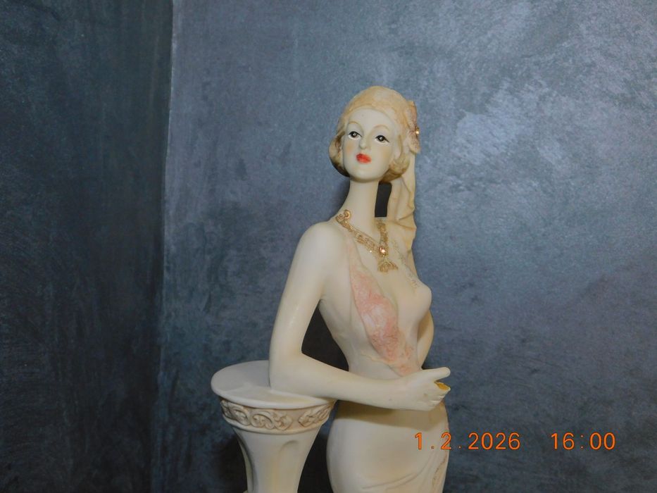 Фарфорова статуетка